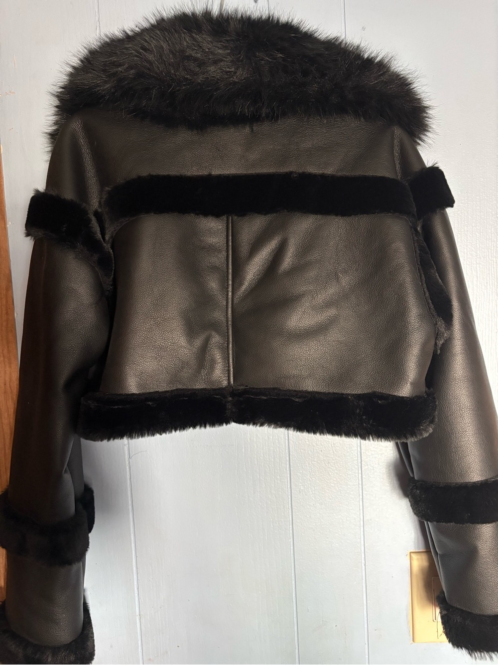 Forever 21 Black Faux-Leather Cropped Jacket with Faux-Fur Trim - Picture 4 of 6